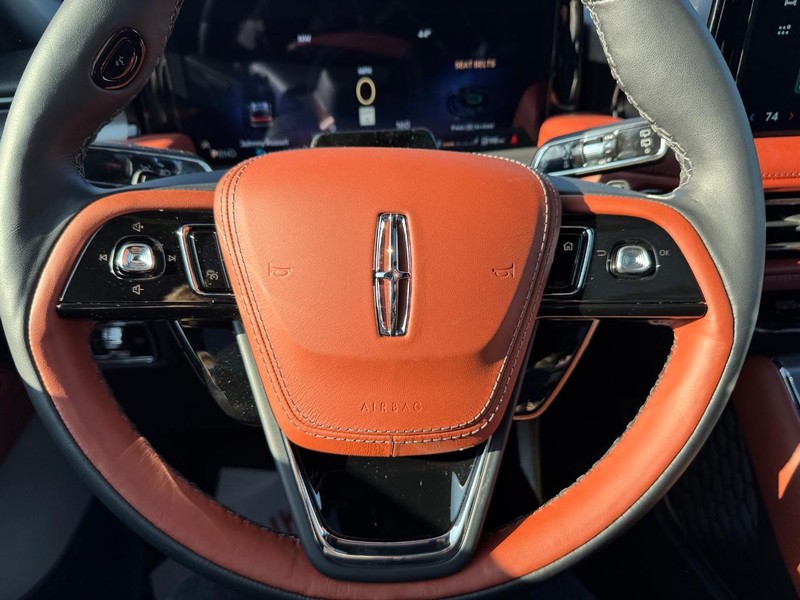 Lincoln Aviator Vehicle Full-screen Gallery Image 23