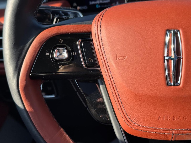 Lincoln Aviator Vehicle Full-screen Gallery Image 24