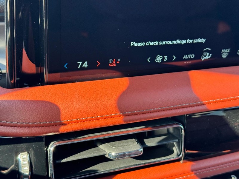 Lincoln Aviator Vehicle Full-screen Gallery Image 26