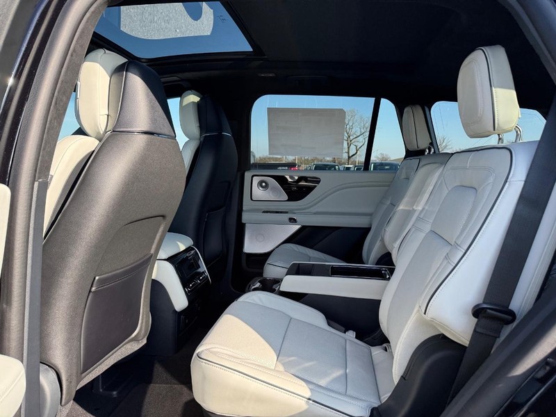 Lincoln Aviator Vehicle Full-screen Gallery Image 11