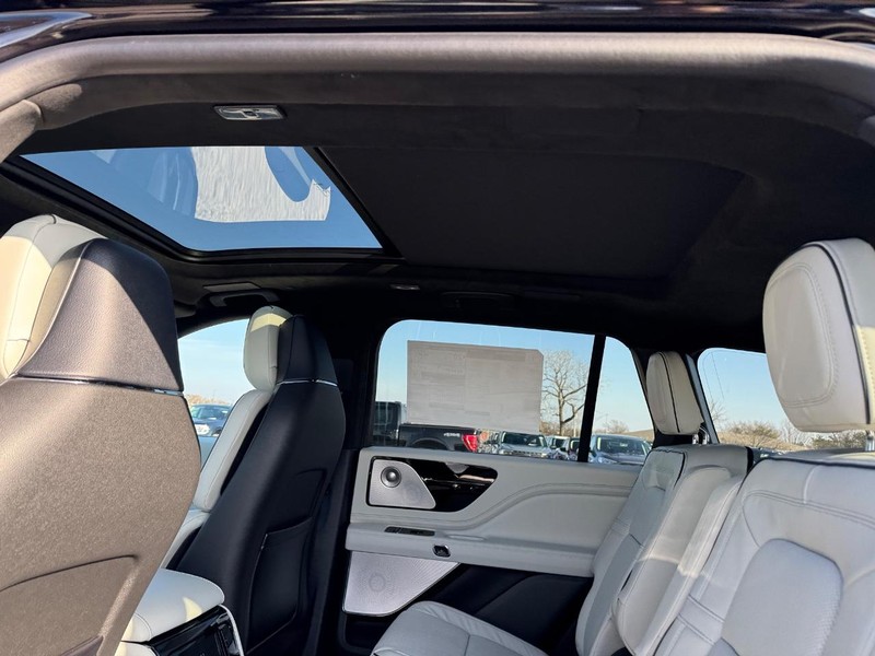 Lincoln Aviator Vehicle Full-screen Gallery Image 12