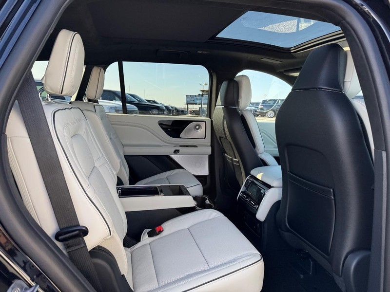 Lincoln Aviator Vehicle Full-screen Gallery Image 13