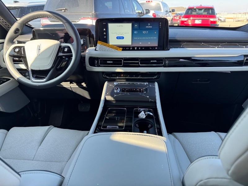 Lincoln Aviator Vehicle Full-screen Gallery Image 14