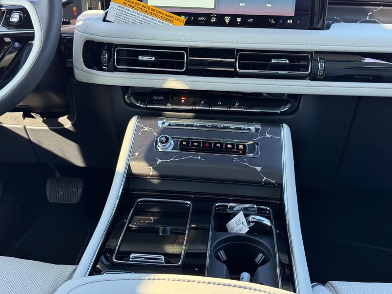 Lincoln Aviator Vehicle Full-screen Gallery Image 17