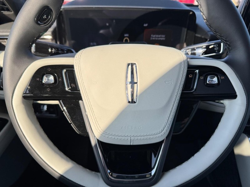 Lincoln Aviator Vehicle Full-screen Gallery Image 21