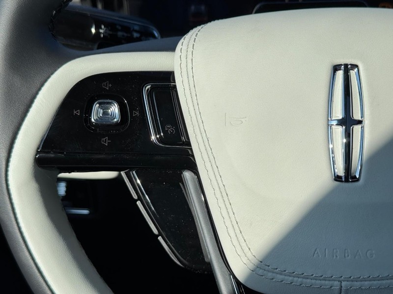 Lincoln Aviator Vehicle Full-screen Gallery Image 22