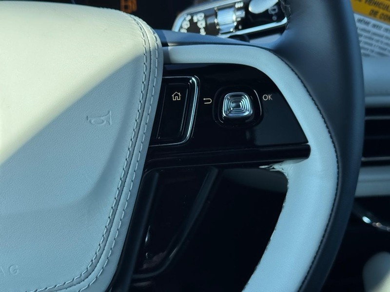 Lincoln Aviator Vehicle Full-screen Gallery Image 23