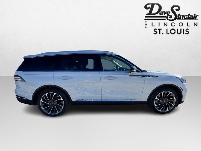 Lincoln Aviator Vehicle Full-screen Gallery Image 04