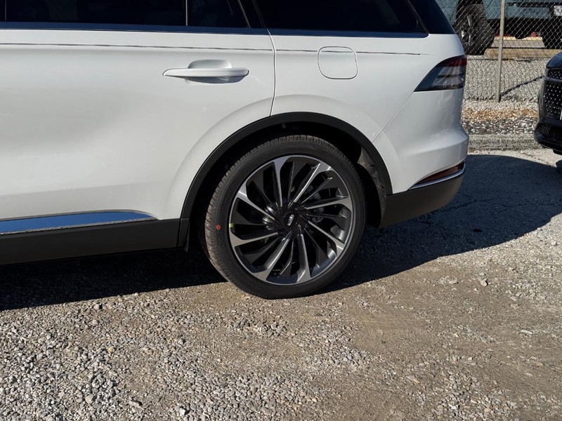 Lincoln Aviator Vehicle Full-screen Gallery Image 10