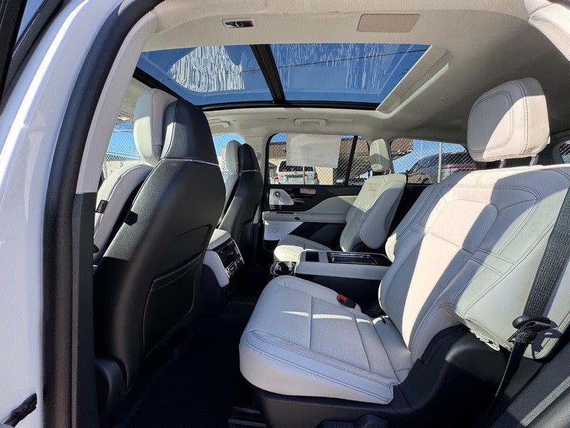 Lincoln Aviator Vehicle Full-screen Gallery Image 11