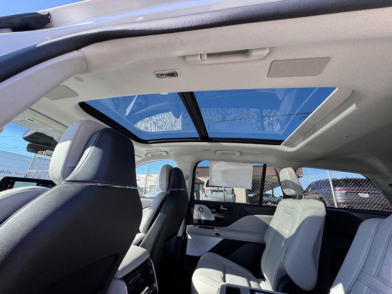 Lincoln Aviator Vehicle Full-screen Gallery Image 12