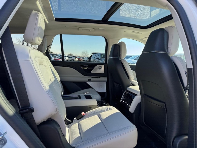 Lincoln Aviator Vehicle Full-screen Gallery Image 16