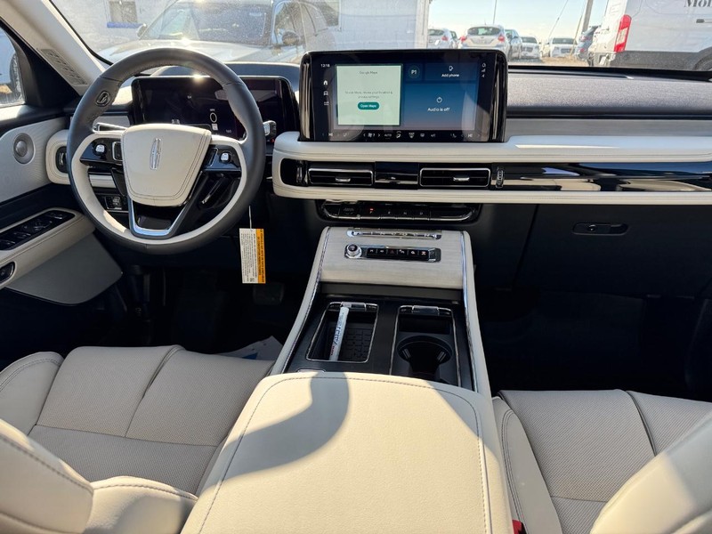 Lincoln Aviator Vehicle Full-screen Gallery Image 17