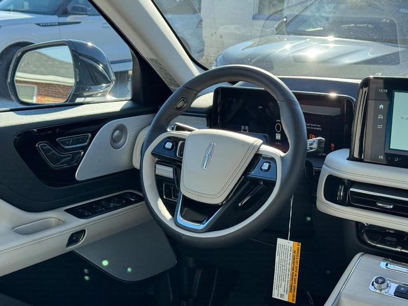 Lincoln Aviator Vehicle Full-screen Gallery Image 18