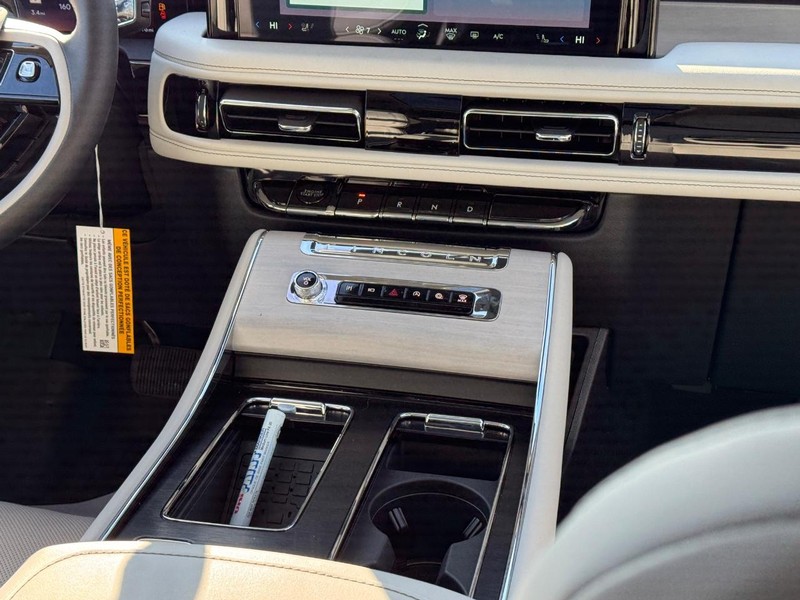 Lincoln Aviator Vehicle Full-screen Gallery Image 20