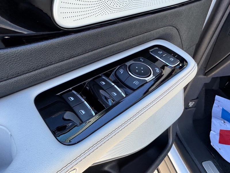 Lincoln Aviator Vehicle Full-screen Gallery Image 22