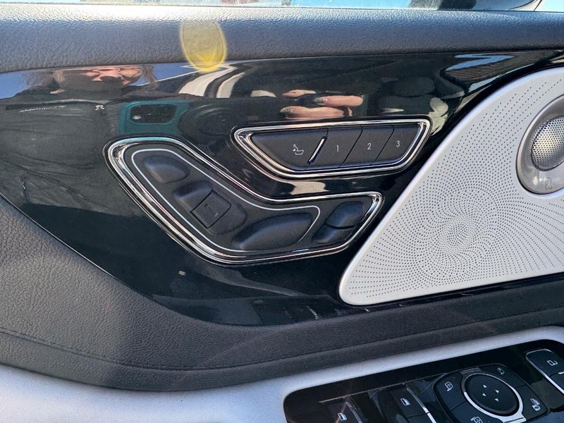 Lincoln Aviator Vehicle Full-screen Gallery Image 23