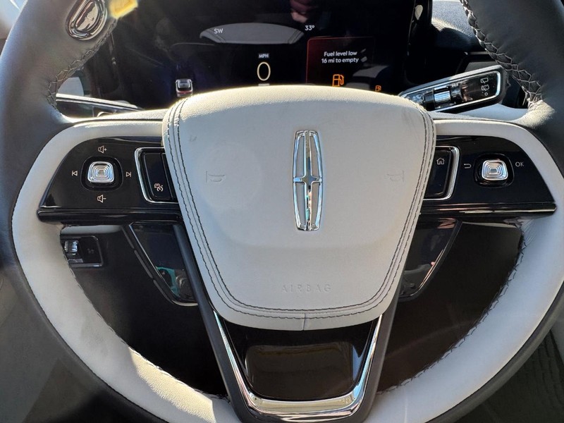 Lincoln Aviator Vehicle Full-screen Gallery Image 24