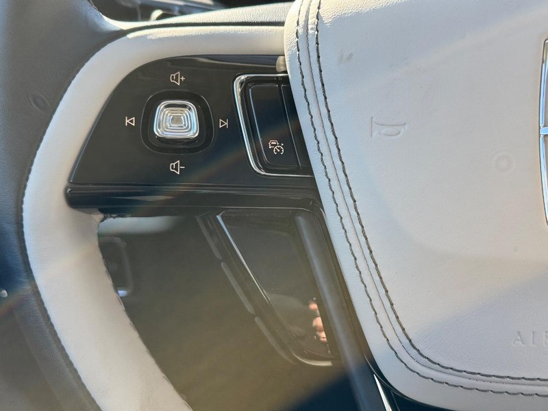 Lincoln Aviator Vehicle Full-screen Gallery Image 25