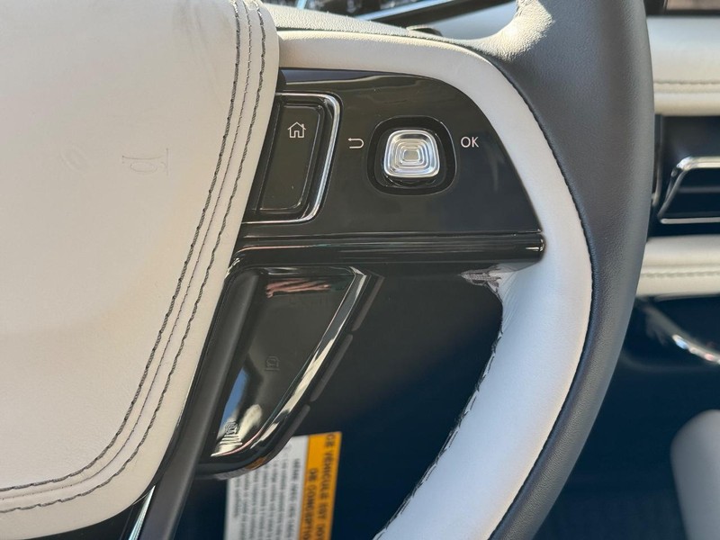 Lincoln Aviator Vehicle Full-screen Gallery Image 26