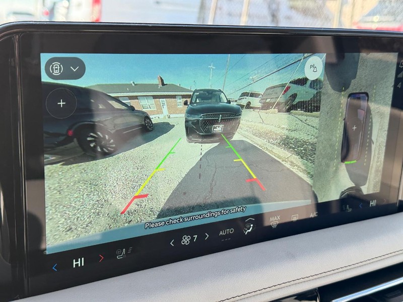 Lincoln Aviator Vehicle Full-screen Gallery Image 28