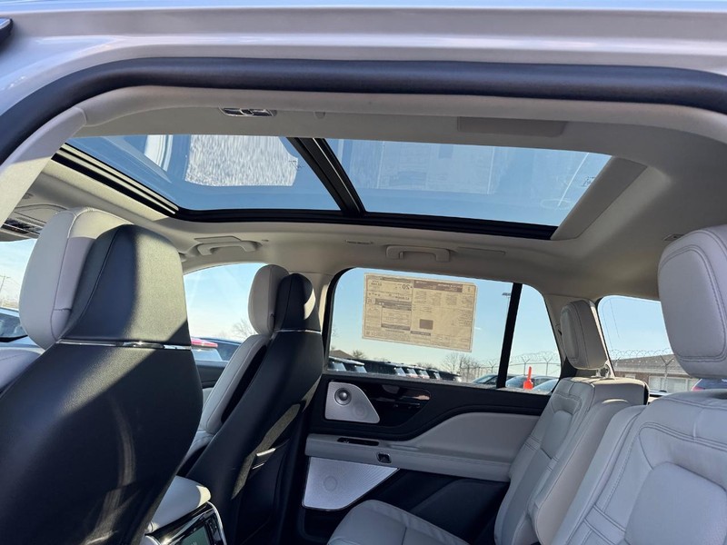 Lincoln Aviator Vehicle Full-screen Gallery Image 12