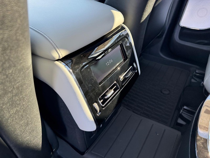 Lincoln Aviator Vehicle Full-screen Gallery Image 13
