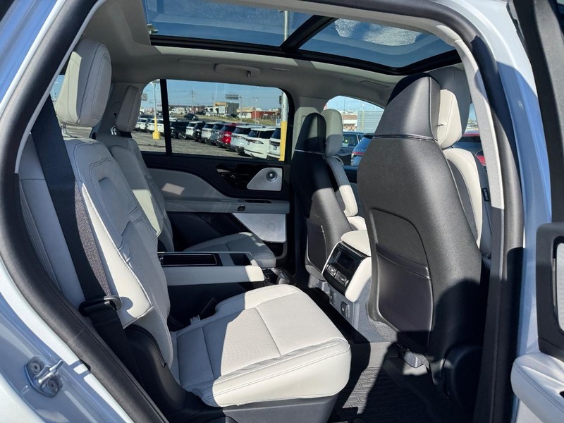 Lincoln Aviator Vehicle Full-screen Gallery Image 15