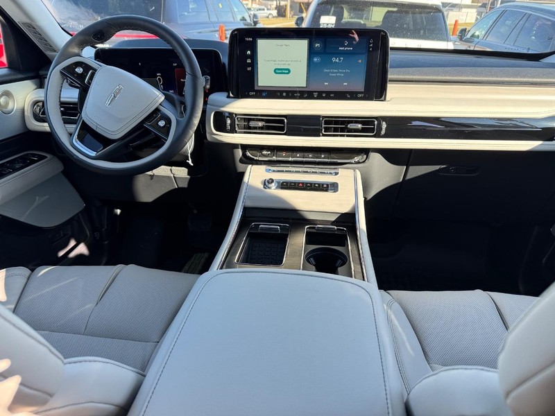 Lincoln Aviator Vehicle Full-screen Gallery Image 16