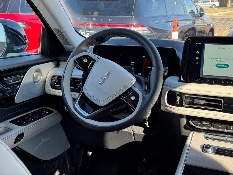 Lincoln Aviator Vehicle Full-screen Gallery Image 17