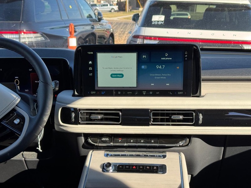Lincoln Aviator Vehicle Full-screen Gallery Image 18