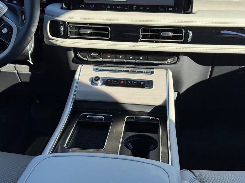 Lincoln Aviator Vehicle Full-screen Gallery Image 19