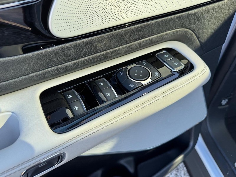 Lincoln Aviator Vehicle Full-screen Gallery Image 21