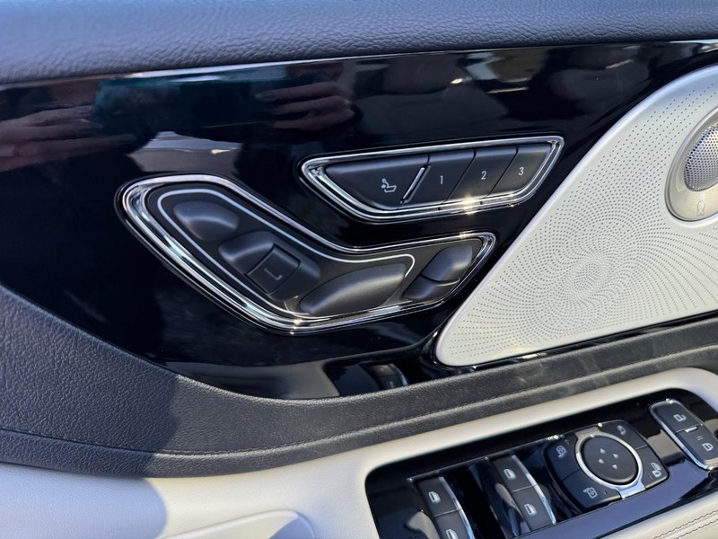 Lincoln Aviator Vehicle Full-screen Gallery Image 22