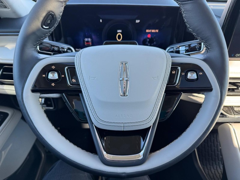 Lincoln Aviator Vehicle Full-screen Gallery Image 23