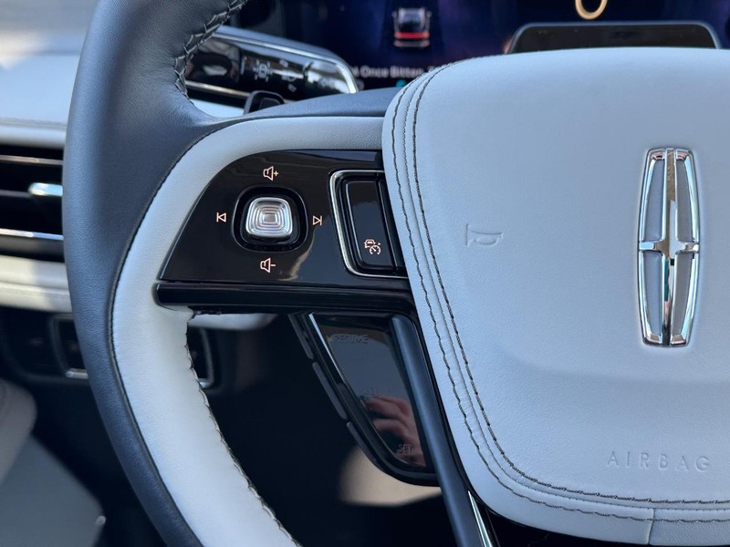 Lincoln Aviator Vehicle Full-screen Gallery Image 24