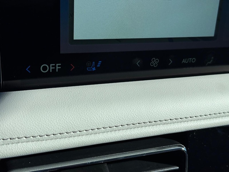 Lincoln Aviator Vehicle Full-screen Gallery Image 26