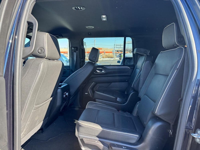 GMC Yukon XL Vehicle Full-screen Gallery Image 11