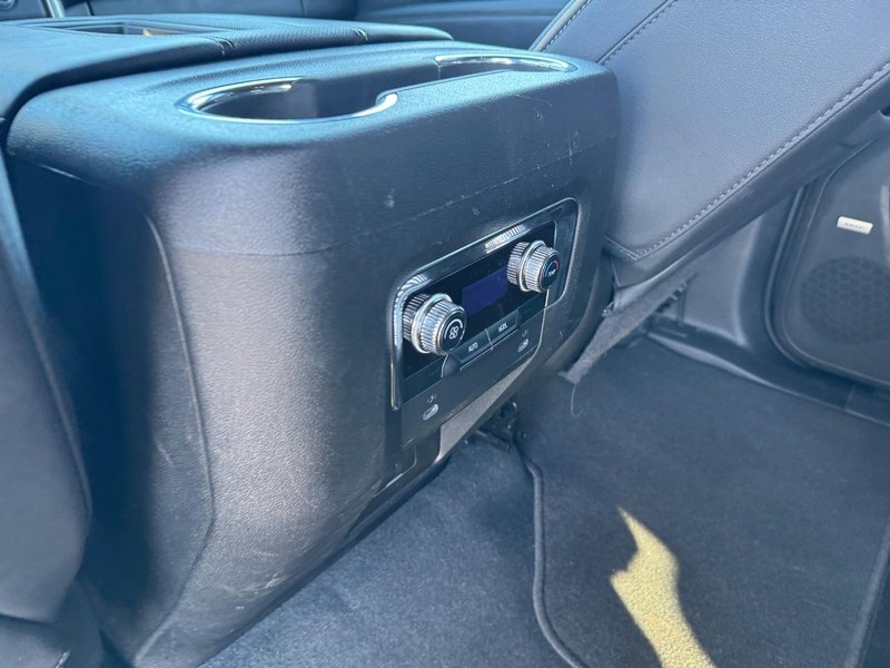 GMC Yukon XL Vehicle Full-screen Gallery Image 12