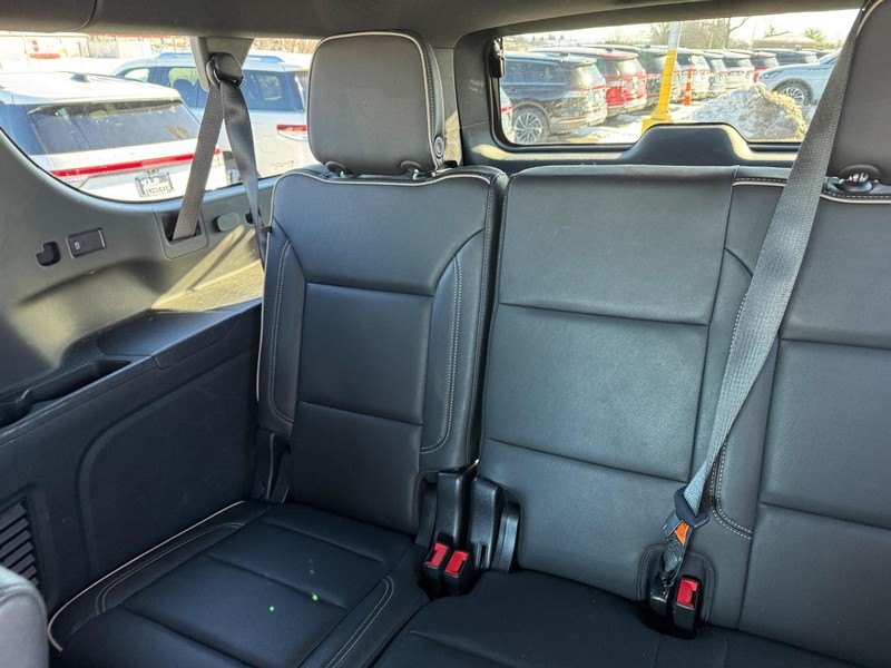 GMC Yukon XL Vehicle Full-screen Gallery Image 13