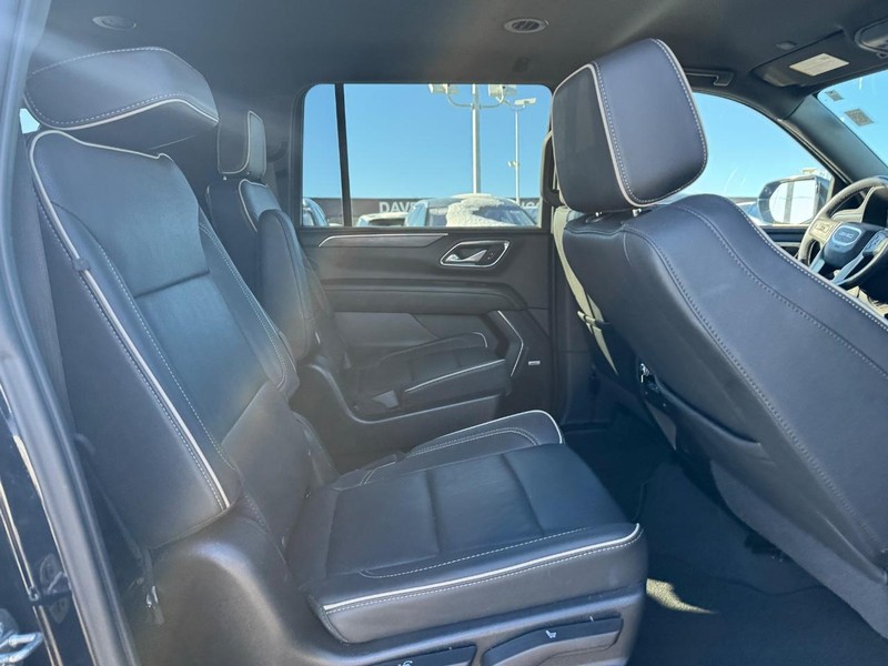 GMC Yukon XL Vehicle Full-screen Gallery Image 14