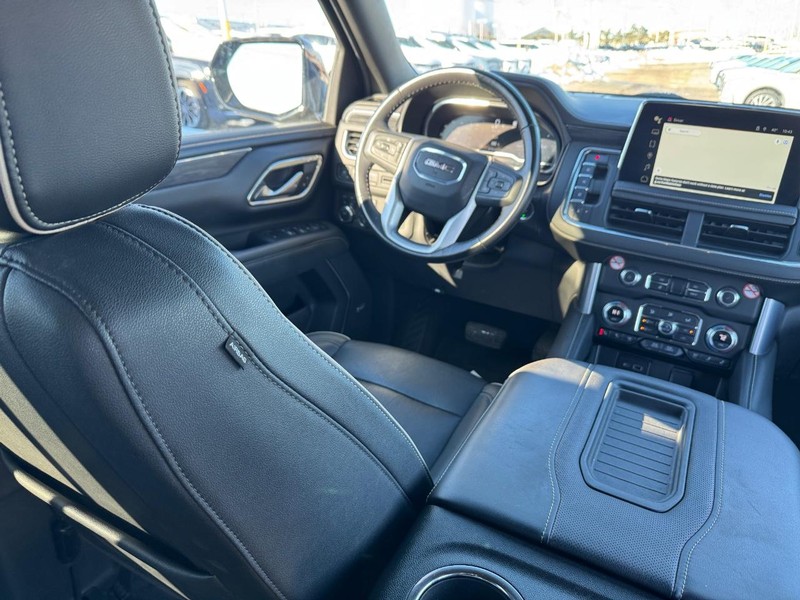 GMC Yukon XL Vehicle Full-screen Gallery Image 15