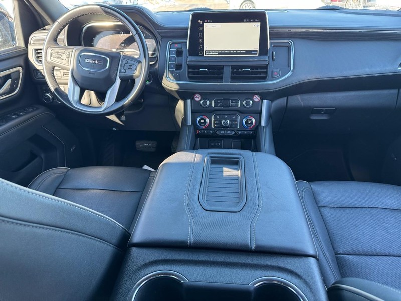 GMC Yukon XL Vehicle Full-screen Gallery Image 16