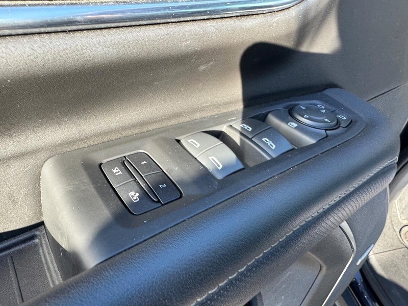 GMC Yukon XL Vehicle Full-screen Gallery Image 19