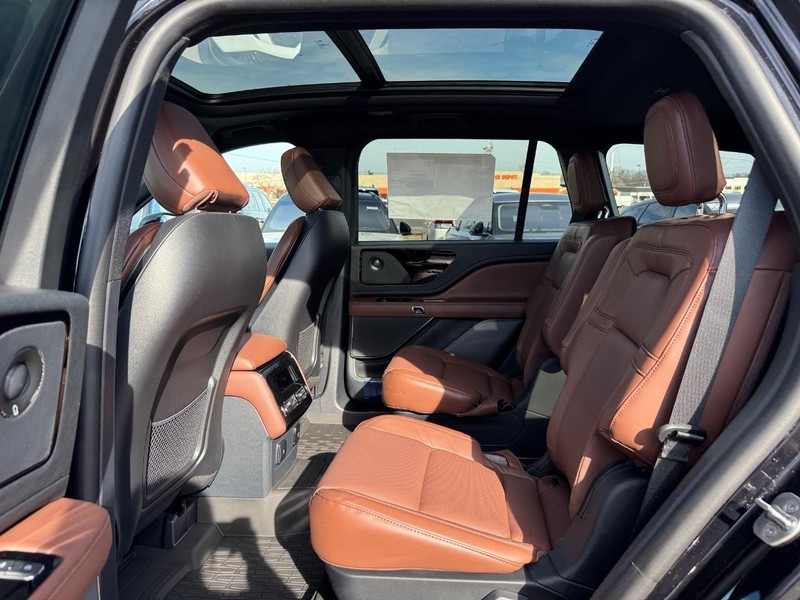 Lincoln Aviator Vehicle Full-screen Gallery Image 11