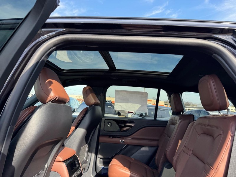 Lincoln Aviator Vehicle Full-screen Gallery Image 12