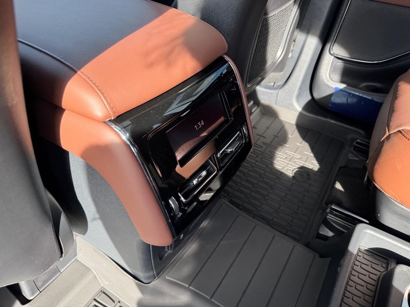 Lincoln Aviator Vehicle Full-screen Gallery Image 13