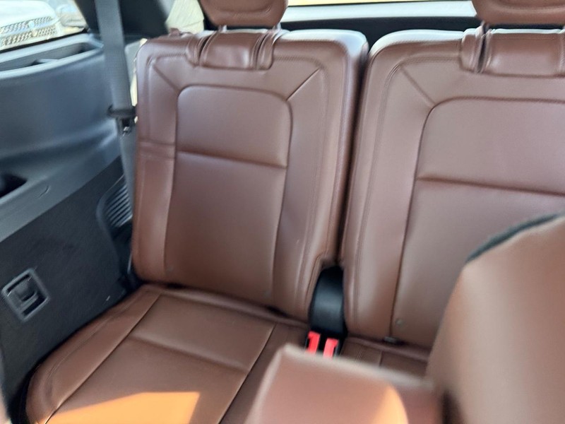 Lincoln Aviator Vehicle Full-screen Gallery Image 14