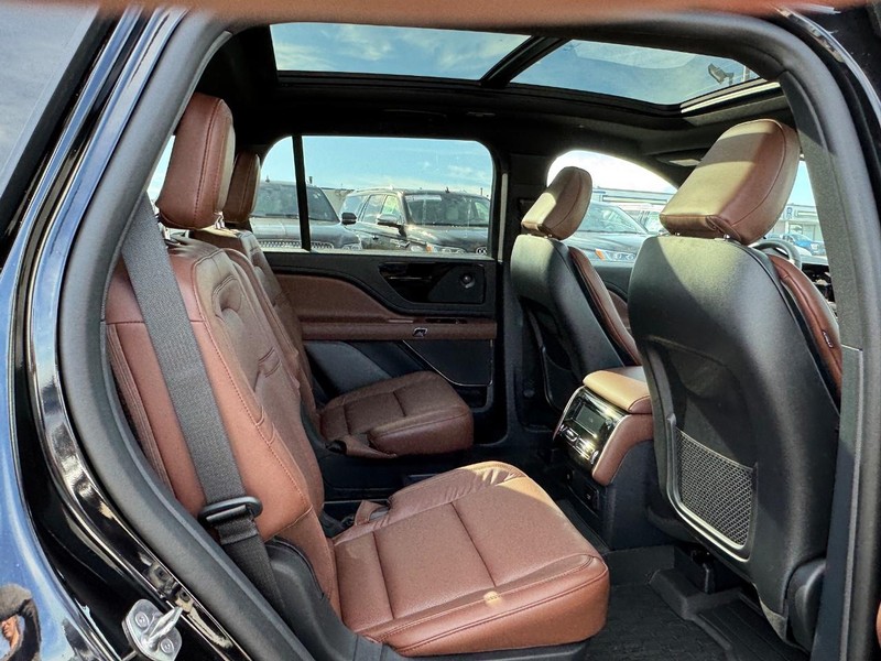 Lincoln Aviator Vehicle Full-screen Gallery Image 15