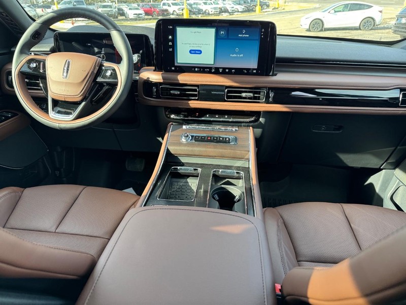 Lincoln Aviator Vehicle Full-screen Gallery Image 16